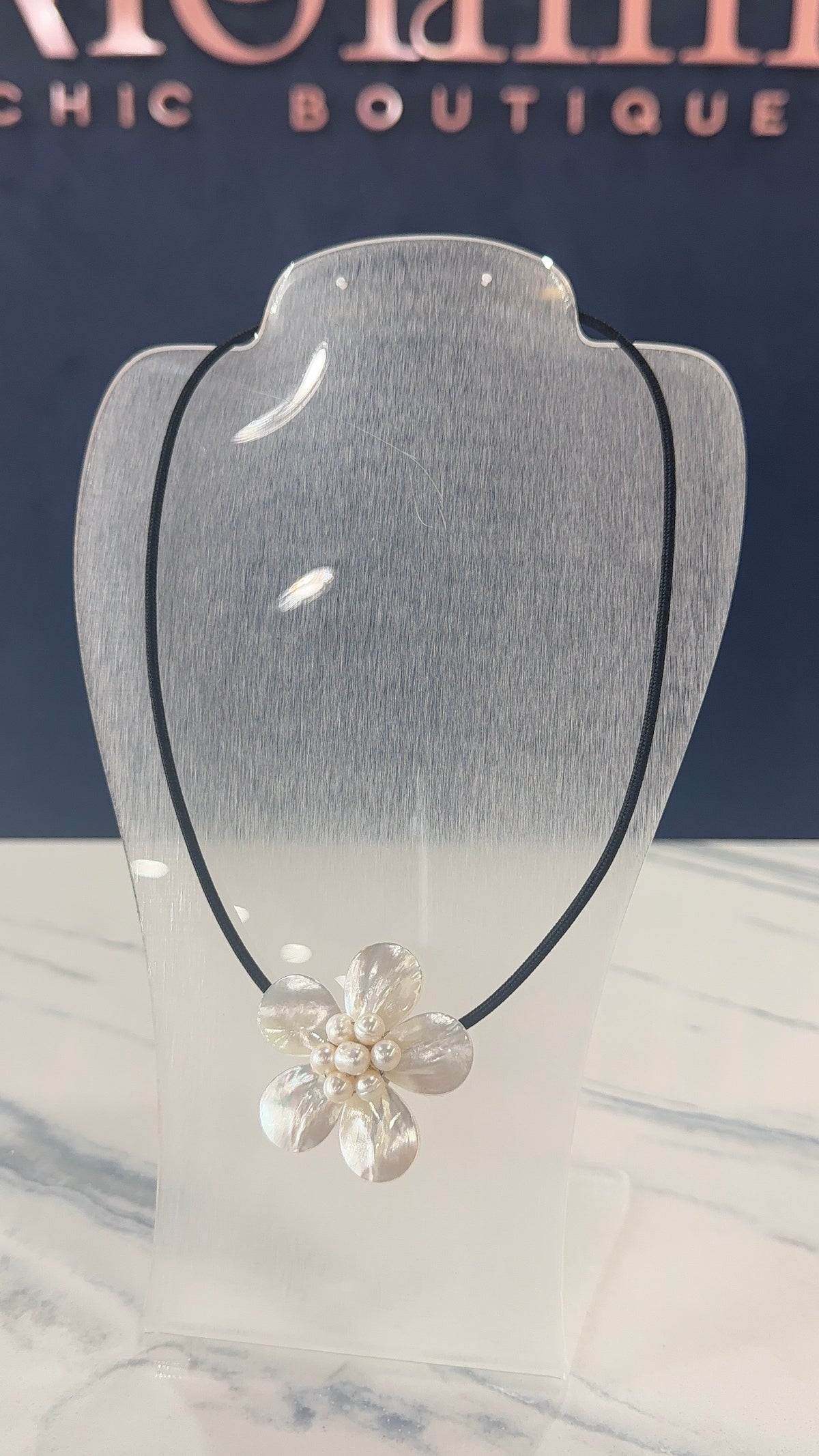 Magnetic Necklace With Nácar Flower & Pearls