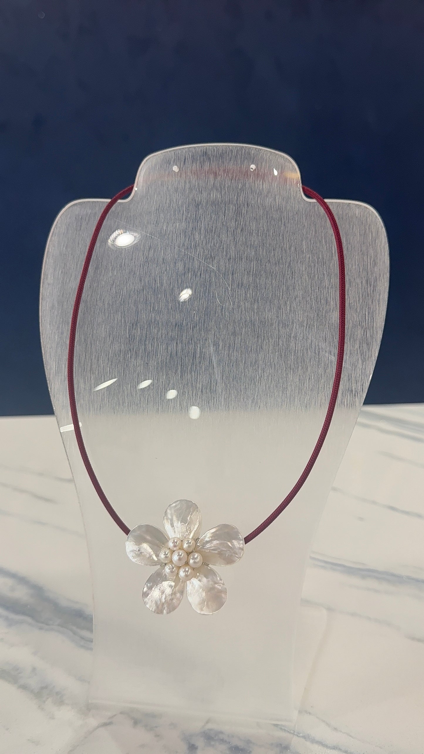 Magnetic Necklace With Nácar Flower & Pearls Burgundy