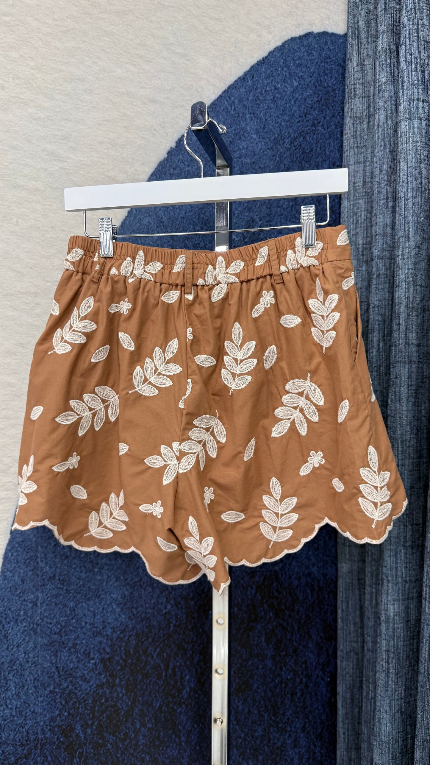 Embroidery Camel Short