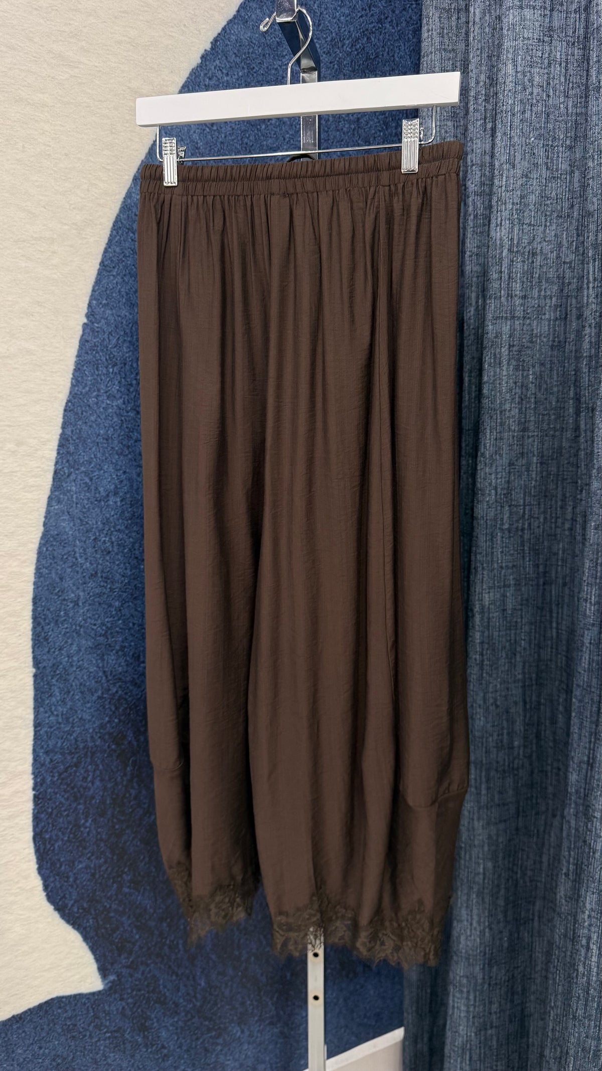 Barrel With Lace Light Weight Pant Chocolate