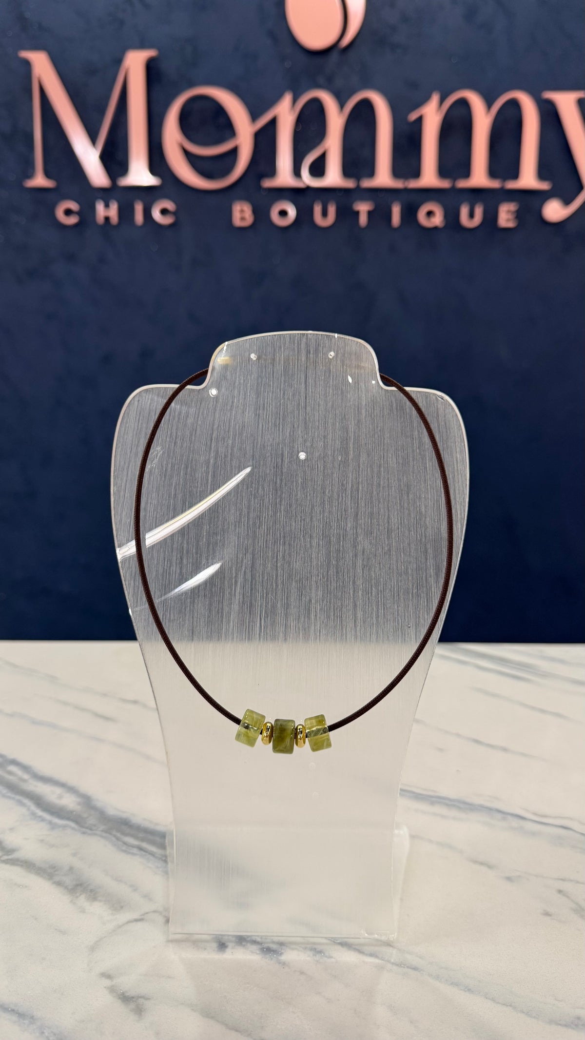 Magnetic Resin Necklace Olive