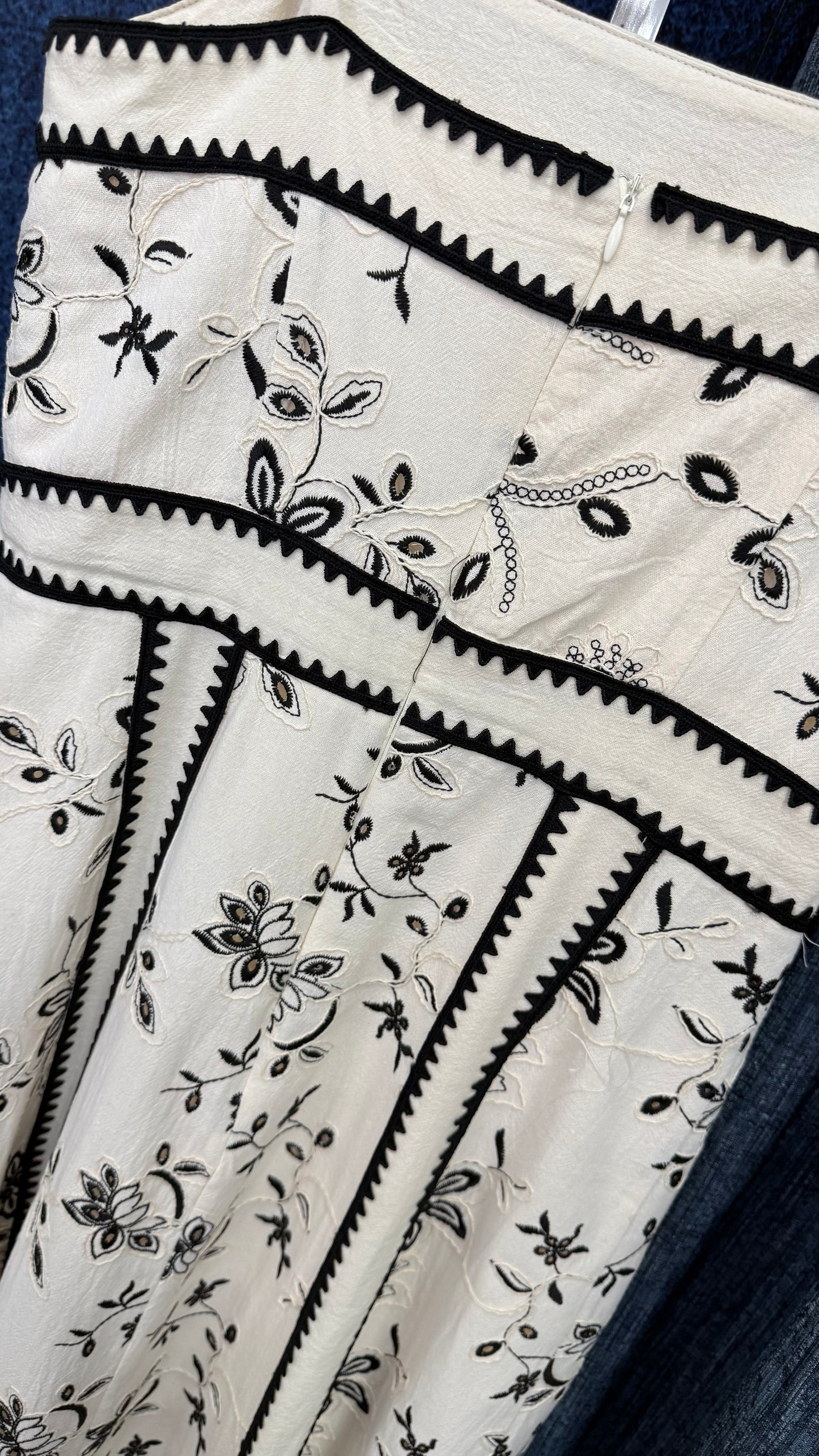 Embroidery Midi Dress Black / Ivory