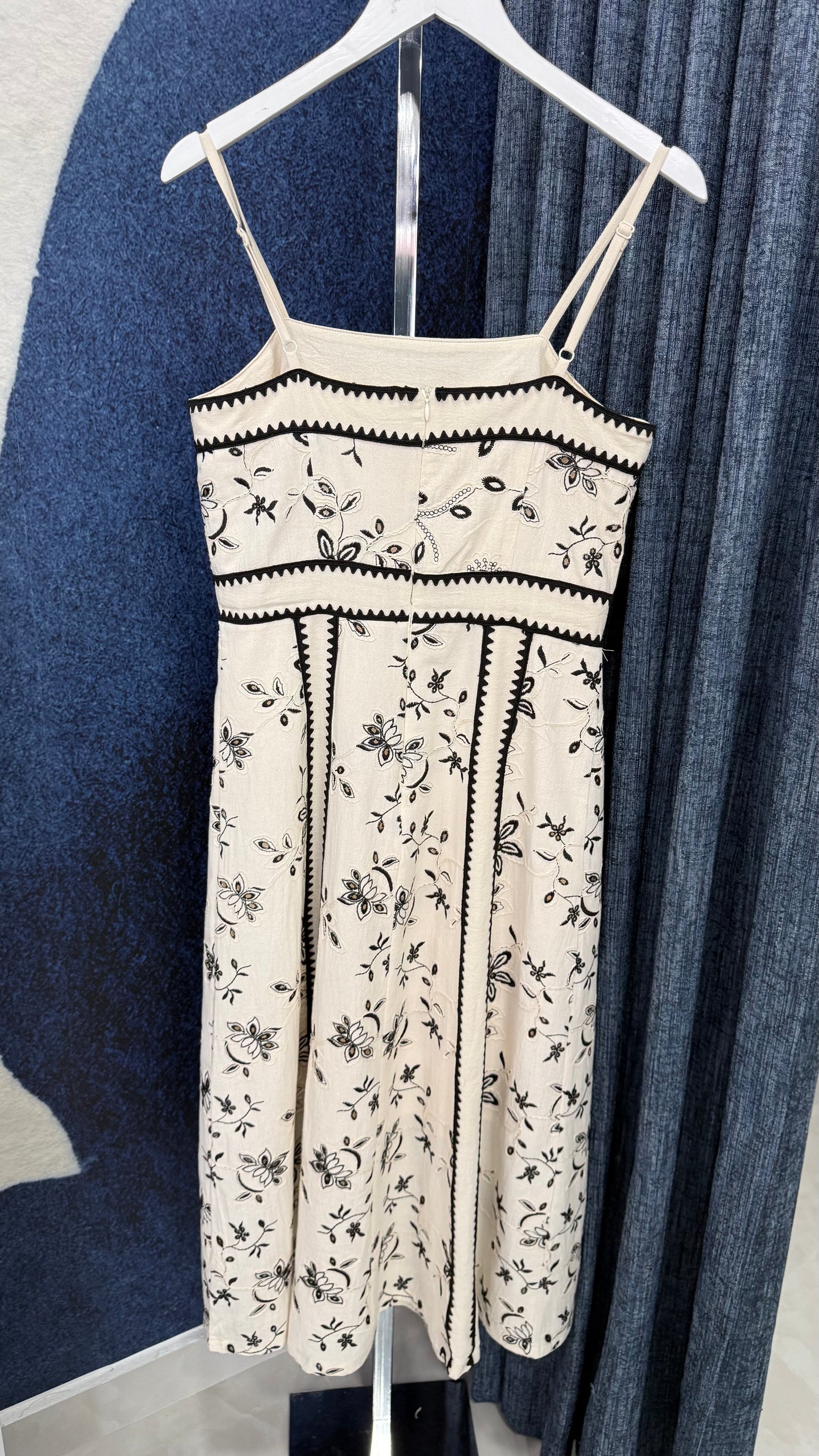 Embroidery Midi Dress Black / Ivory