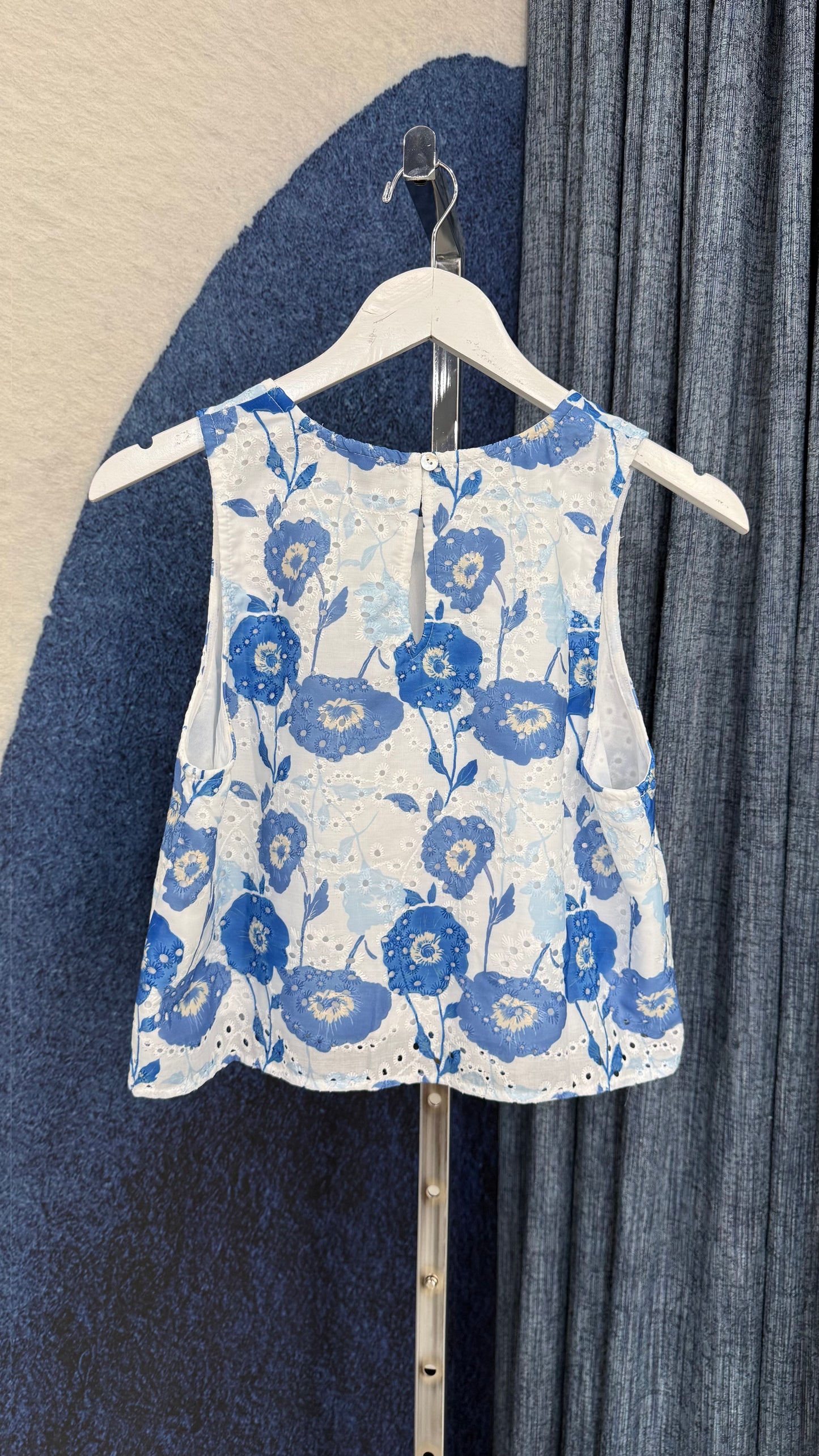 Embroidery Flower Top White / Blue