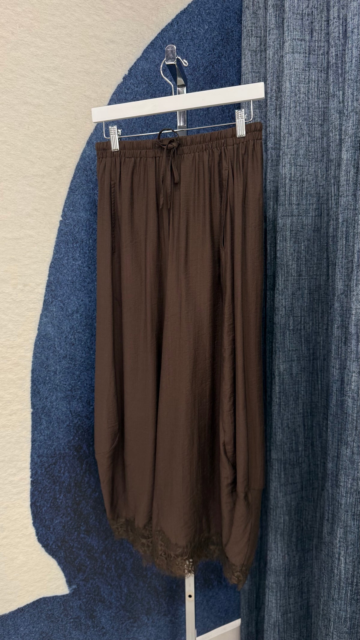 Barrel With Lace Light Weight Pant Chocolate