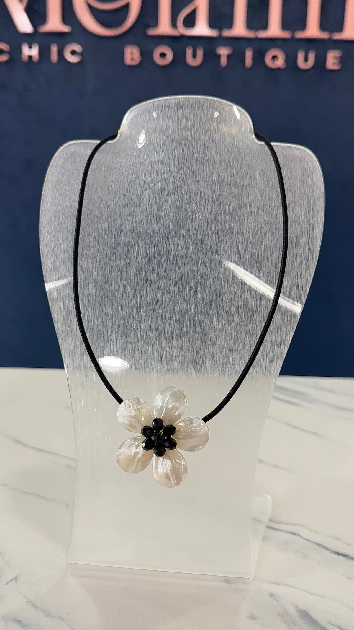 Magnetic Necklace With Nácar Flower & Pearls Black