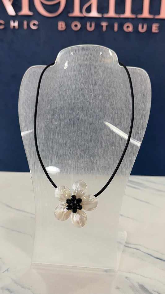 Magnetic Necklace With Nácar Flower & Pearls Black