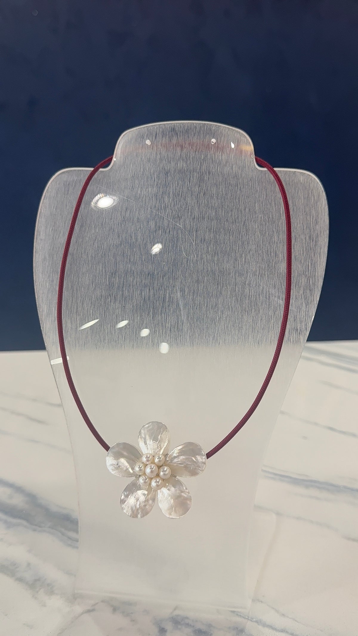 Magnetic Necklace With Nácar Flower & Pearls Burgundy