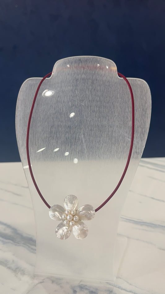 Magnetic Necklace With Nácar Flower & Pearls Burgundy