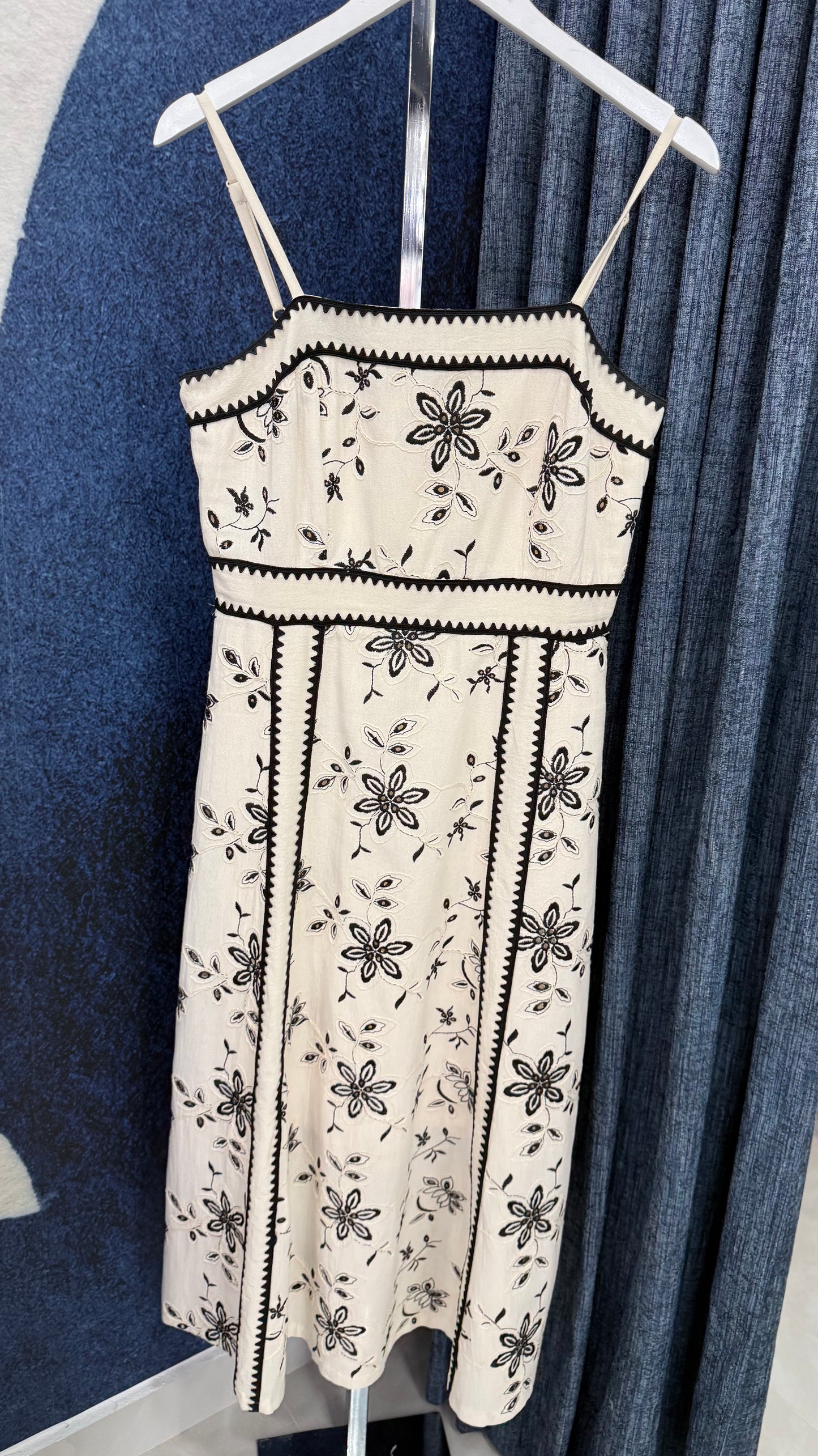 Embroidery Midi Dress Black / Ivory